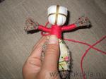 Миниатюрная кукла-мотанка мастер-клас Приматываем куколке ручки нитью крест-накрест